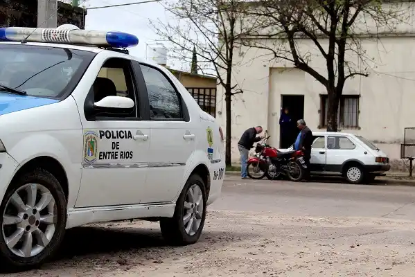 Le abrieron la puerta del auto y terminó en el hospital con un dedo quebrado   