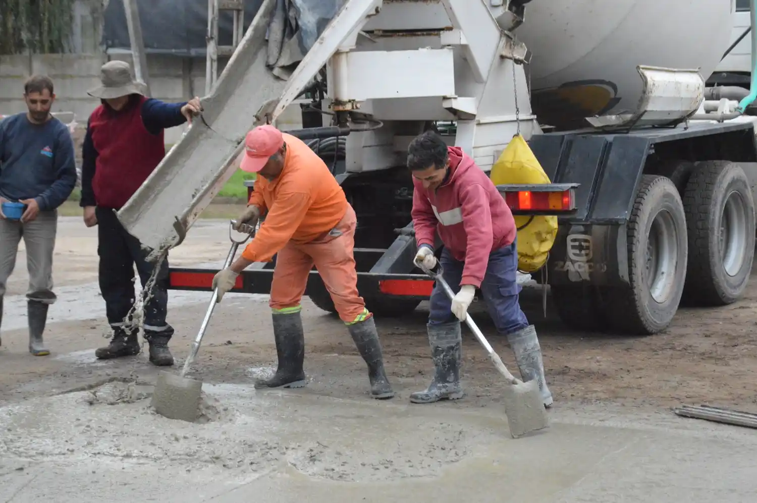La división de bacheo en plena tarea.