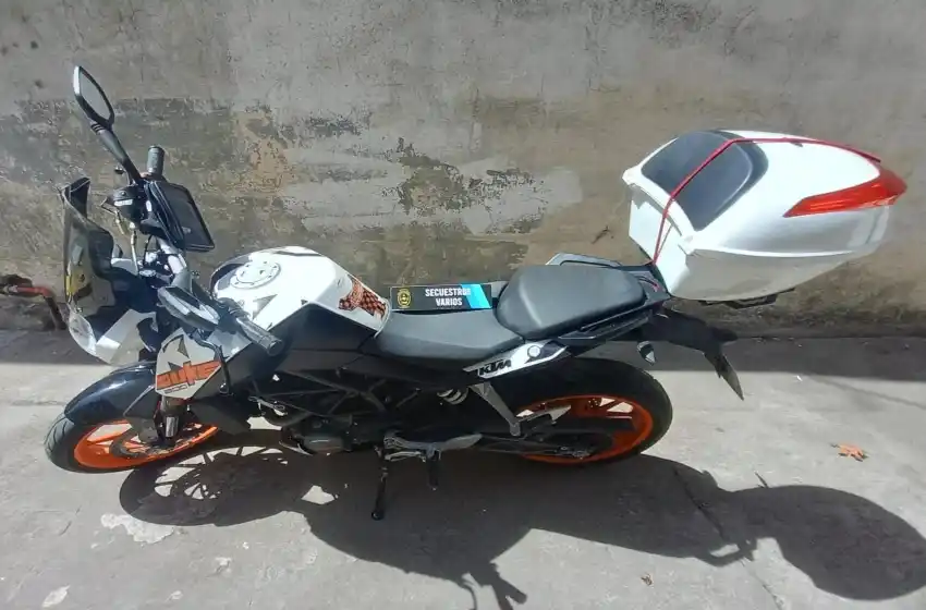 Todo mal: sin casco, en contramano por Luro e intentó sobornar a la policía