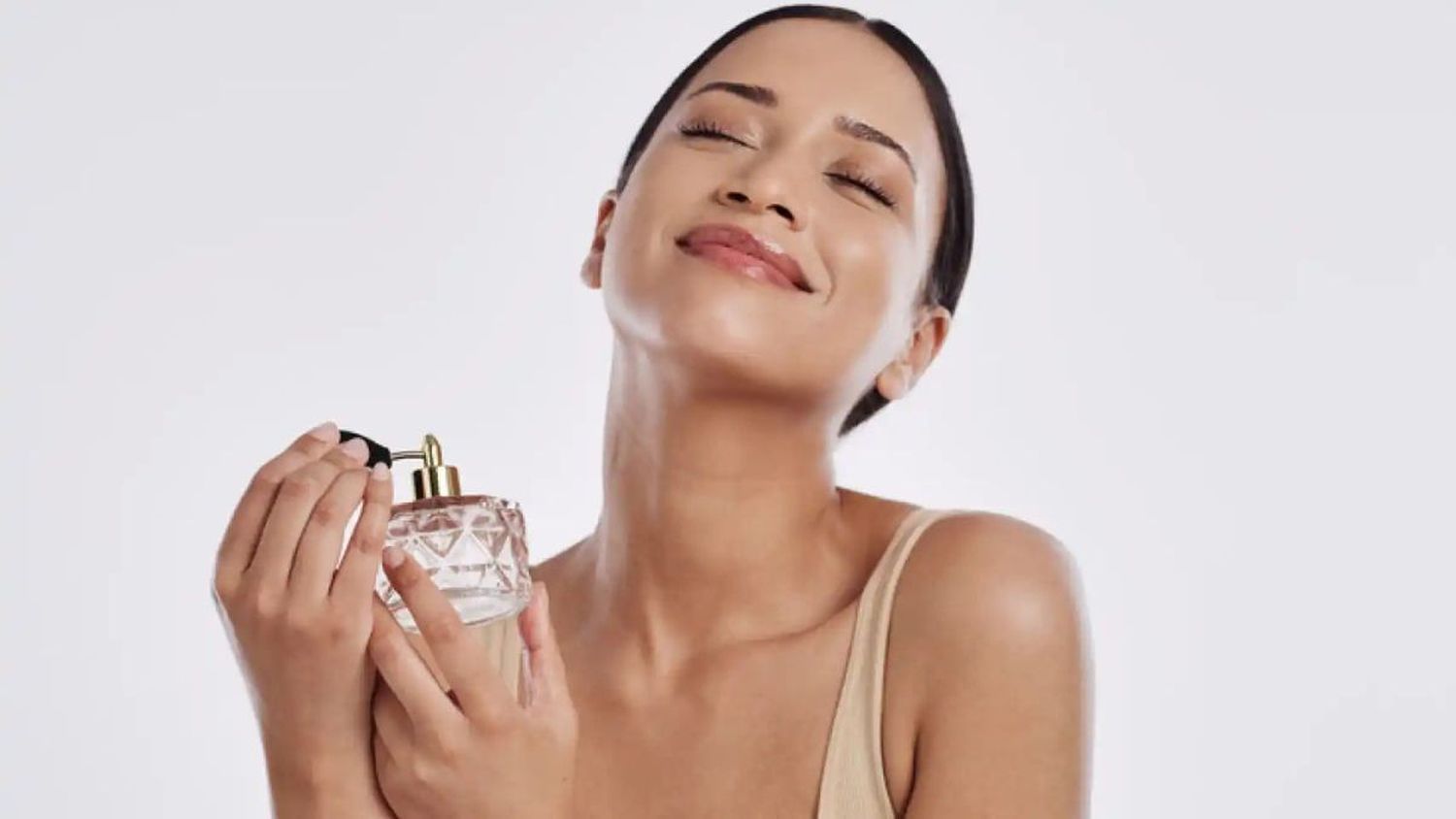 Perfumarse todos los días tiene una explicación, según la sicología