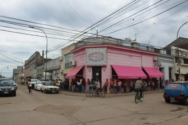 Se formaron largas filas a las puertas de las entidades bancarias
