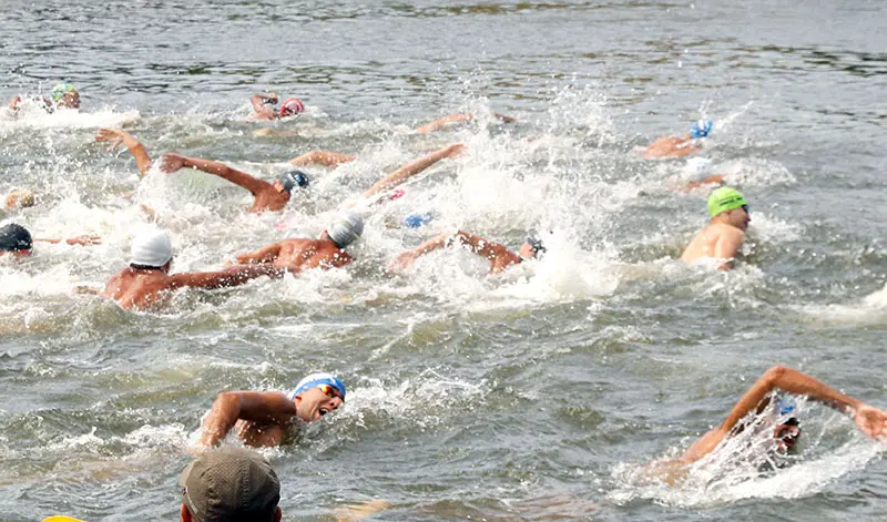 Tradicional prueba por el “Día de la Natación” en el río