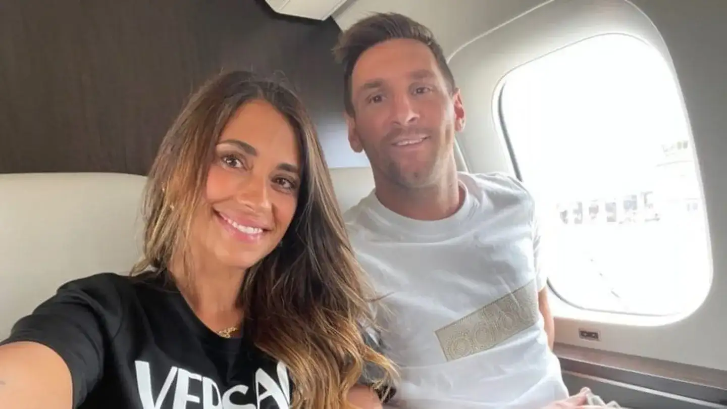 El avión de Lionel Messi y sus lujos más increíbles: dos baños, sillón XL y la cama donde duerme con Antonela