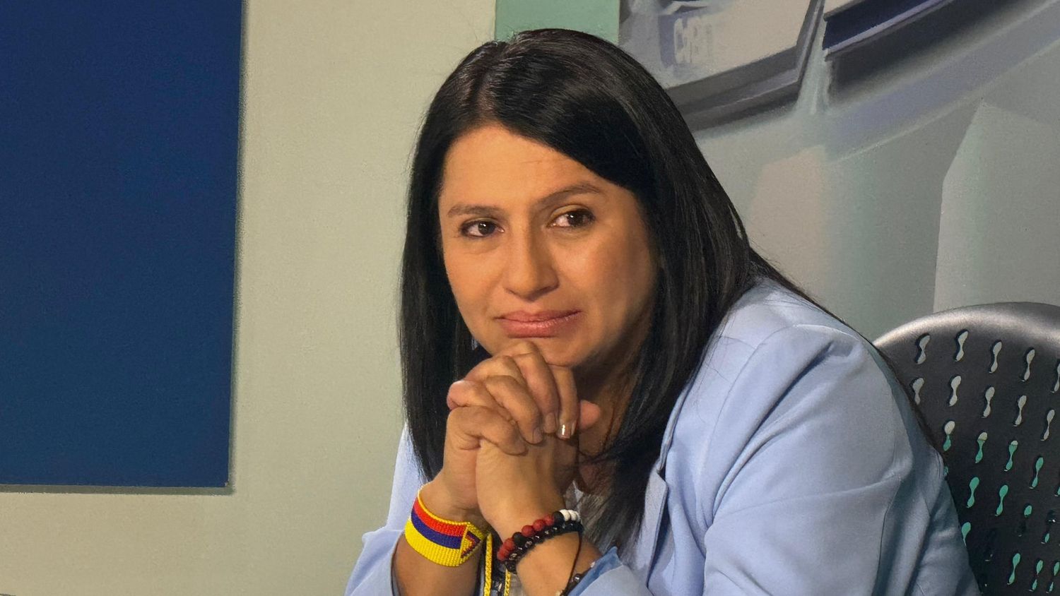 Paola Holguín, senadora y precandidata presidencial, en medio de una intervención en medios.