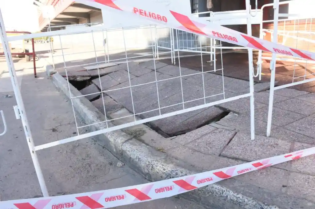 Se hundió la vereda del estadio cubierto Ángel Malvicino del Club Unión