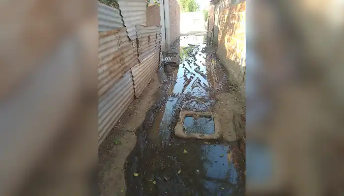 Calle Brenan con cloacas tapadas
