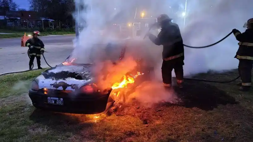 El auto incendiado