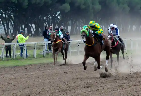 Hipódromo: Las fotos y la crónica de la jornada del 158avo aniversario, con 10 carreras vibrantes