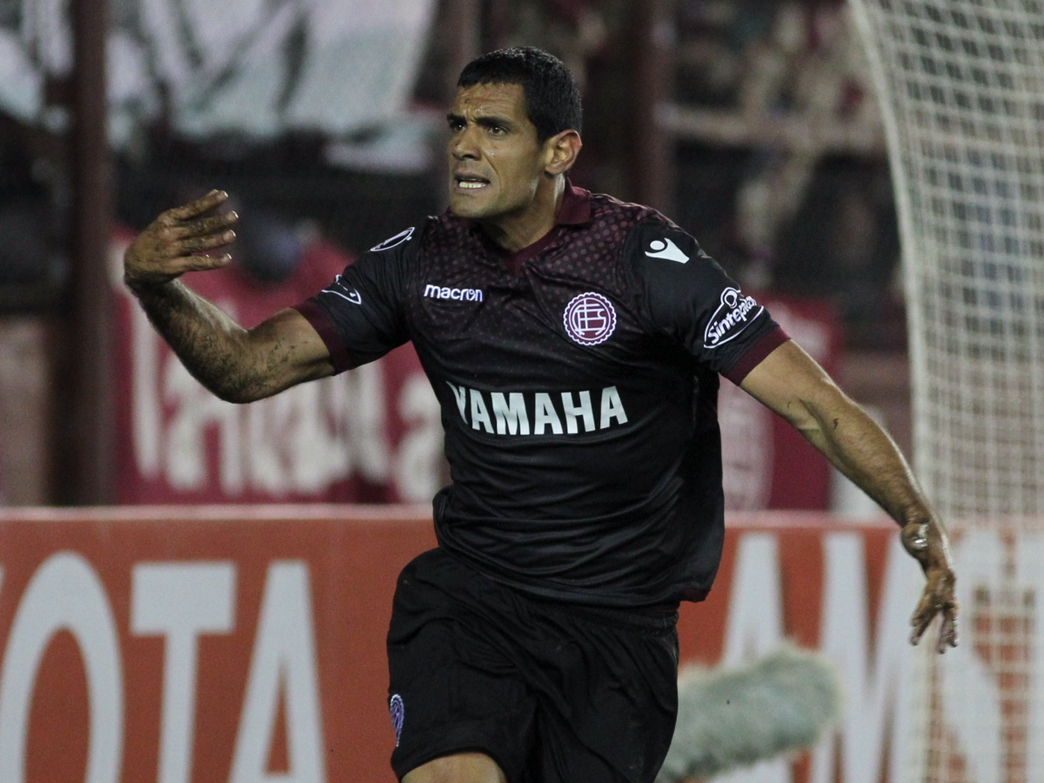 Lanús sumó de a tres gracias a Sand