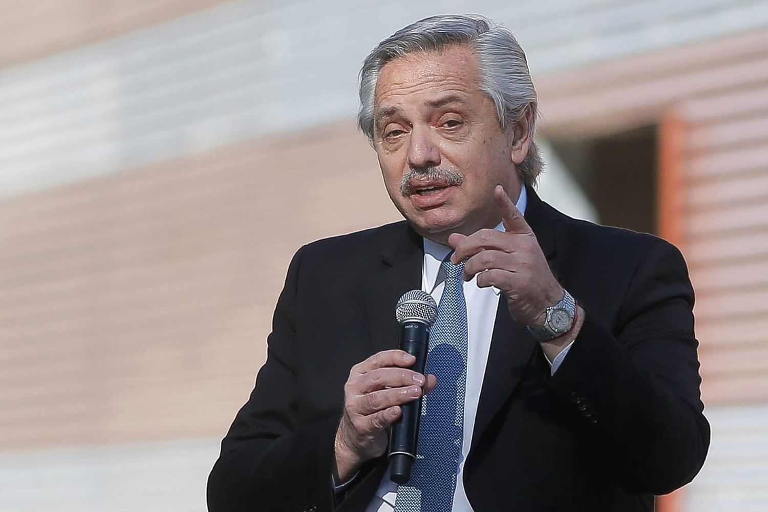 El Presidente Fernández y sus ganas irrefrenables de hablar al divino botón