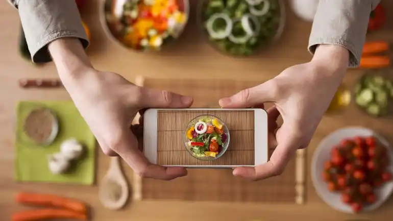 Los platos de comida “son más ricos” si antes se suben a las redes