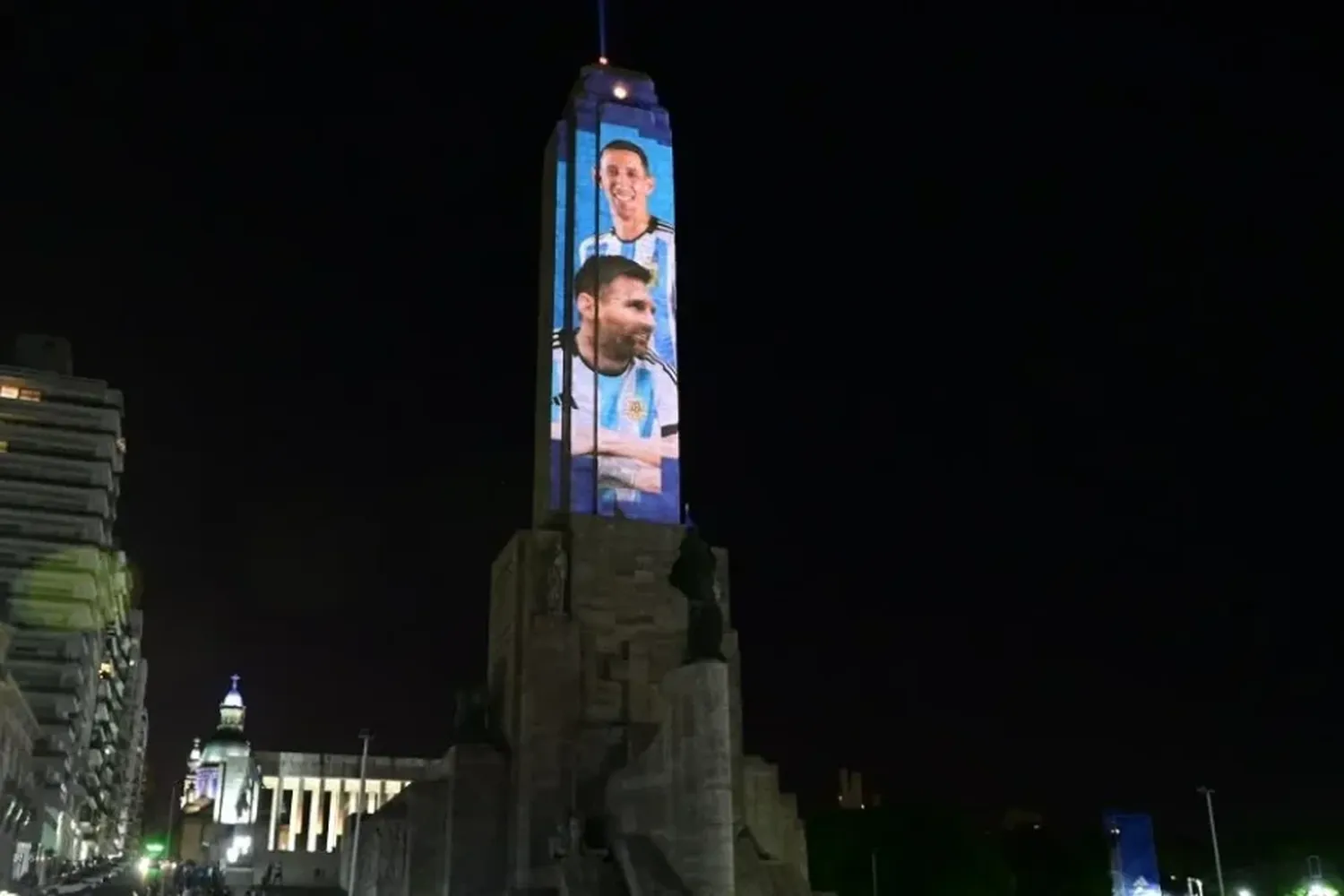 El homenaje a Messi y Di María en el Monumento a la Bandera, previo al debut de la Selección en Qatar 2022