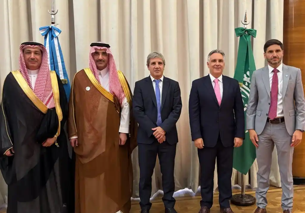 Los gobernadores de Córdoba, Martín Llaryora; y de Santa Fe, Maximiliano Pullaro; firmaron con el ministro de Economía de la Nación, Luis Caputo; y el Sultán Al-Marshad, CEO de Saudi Fund for Development (SFD)
