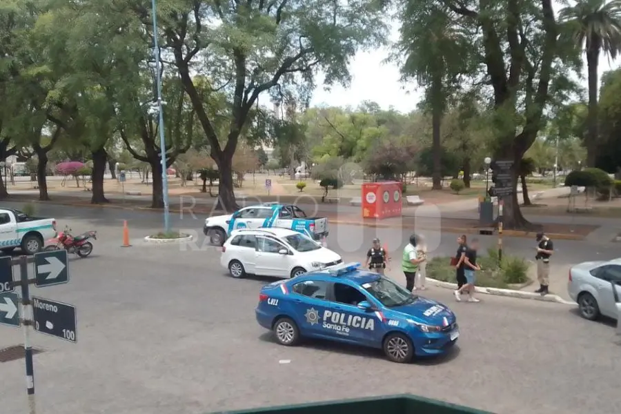 Chocaron en auto frente a la Municipalidad y una mujer embarazada tuvo que ser hospitalizada