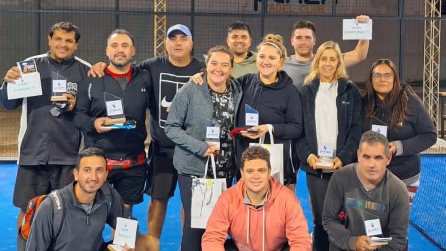 Momentos de la premiación de las diferentes categorías que participaron del torneo llevado a cabo en el Plaza Pádel Club.