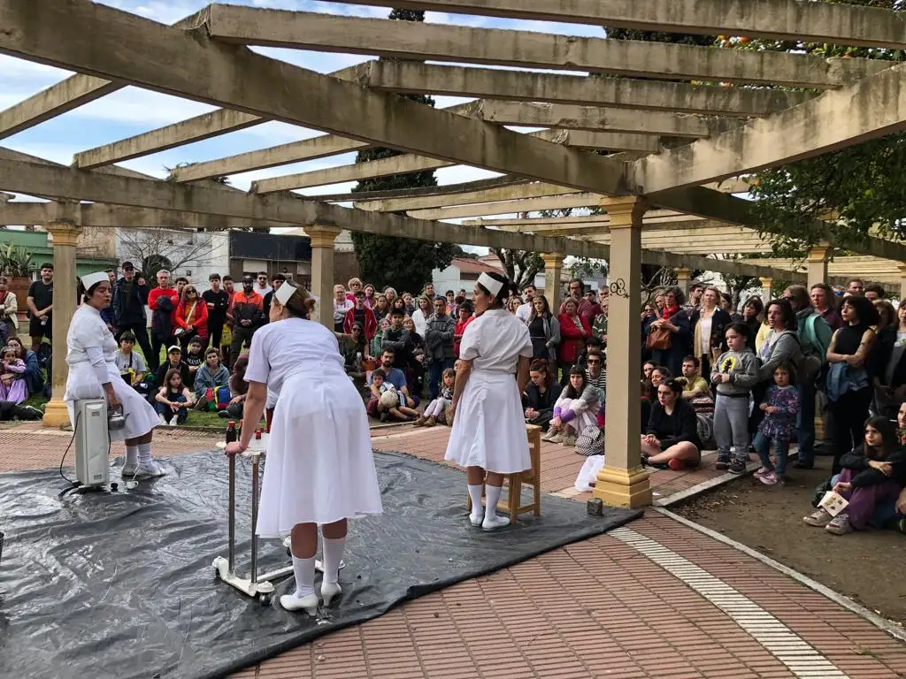 La intervención teatral "Enfermeras", que recupera las voces de las trabajadoras del Hospital Municipal durante la última dictadura.