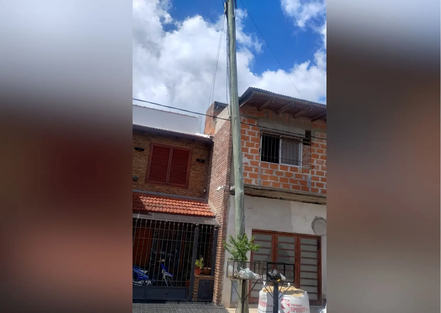 Vecinos reclaman por un poste inclinado en calle Segundo Sombra