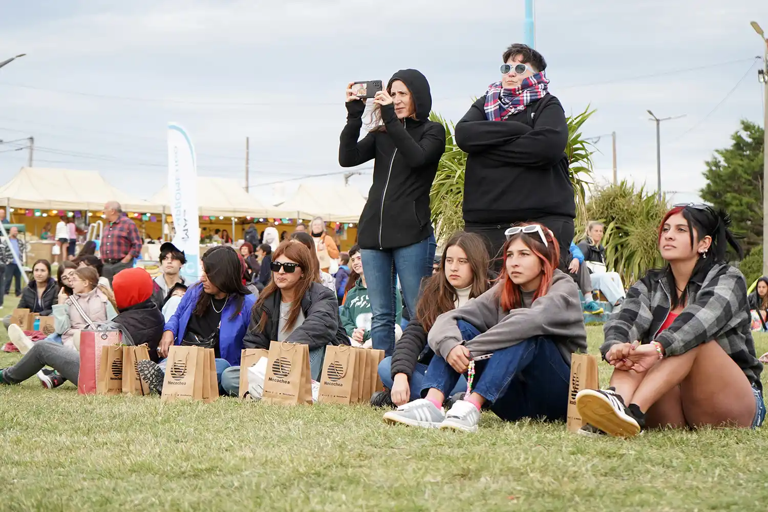 Público. presente ayer en las actividades recreativas que se realizaron durante la tarde en la plaza 3 de Ag