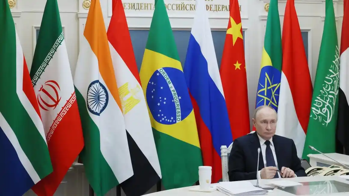 Vladimir Putin, asiste a la primera sesión plenaria de la cumbre BRICS, celebrada en Río de Janeiro, a través de un enlace de video desde su oficina en Moscú, el 6 de julio de 2025. (Foto: MIKHAIL METZEL/AFP/POOL/AFP via Getty Images)