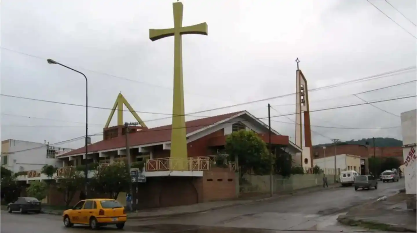 Un hombre se emborrachó y entró a las patadas a una iglesia: “Traigo un mensaje de Dios”