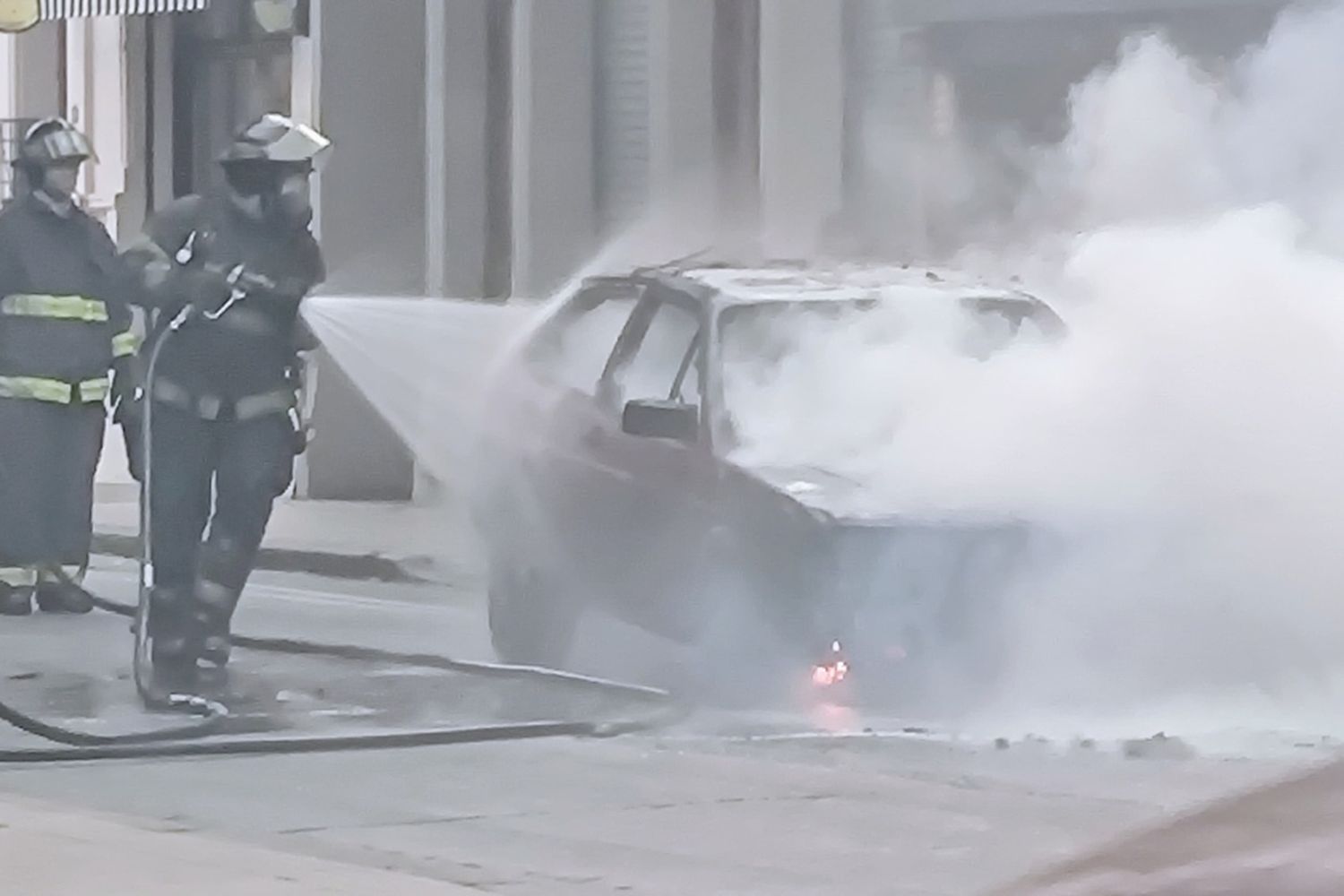 Tensión en el macrocentro por el incendio de un auto