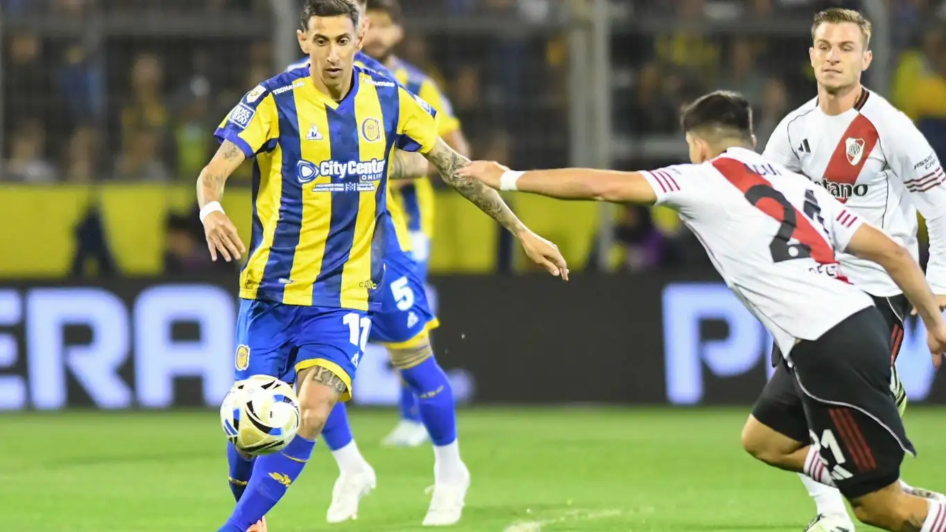 Di María y Acuña, dos campeones del mundo frente a frente.