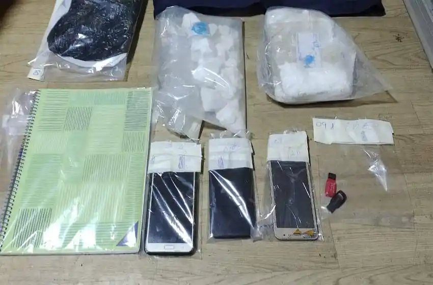 Detuvieron a dos personas por llevar droga arriba de un auto