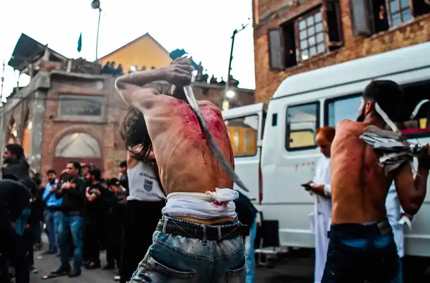 21 fotos estremecedoras del ritual islámico en el que obligan a niños a caminar en brasas y los adultos se flagelan con navajas