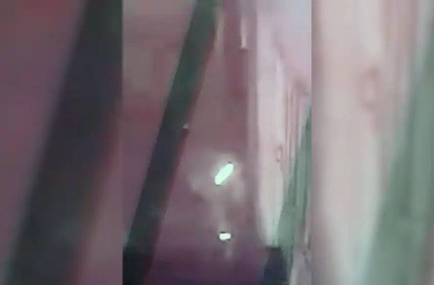 Despertó entre llamas: un hombre tiró nafta y prendió fuego la puerta de su casa