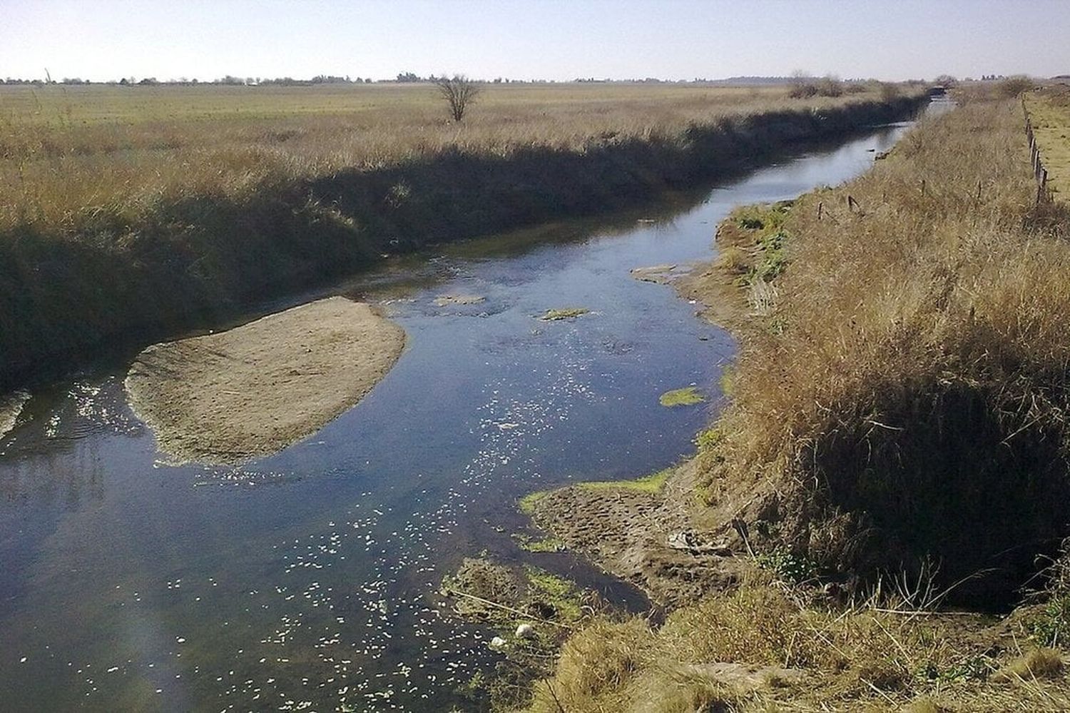 El cuerpo fue hallado flotando en las aguas del arroyo Saladillo, a la altura de calle Guatimozín al 800 (casi esquina Luis De Pineda, en el extremo sur de Rosario.