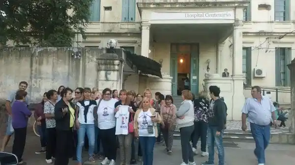 Un grupo de vecinos se convocó frente al Hospital pidiendo por una mejor salud