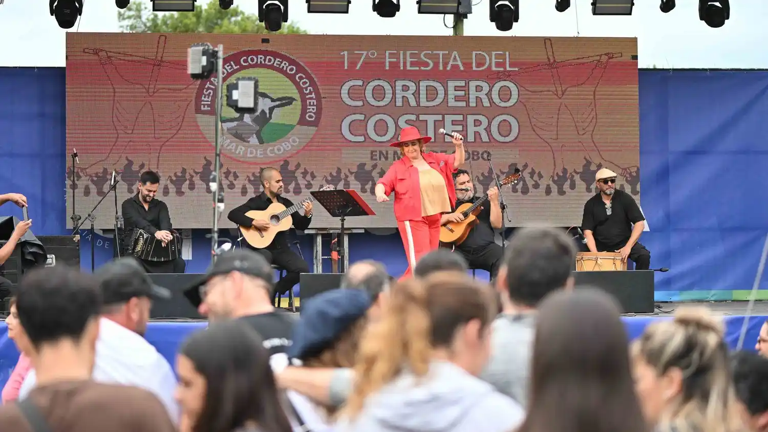 El domingo la fiesta comenzará más temprano, a las 11:00, con el clásico desfile que recorrerá la localidad