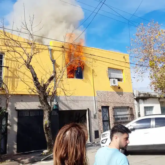 Violenta explosión e incendio en una casa: una persona resultó con quemaduras