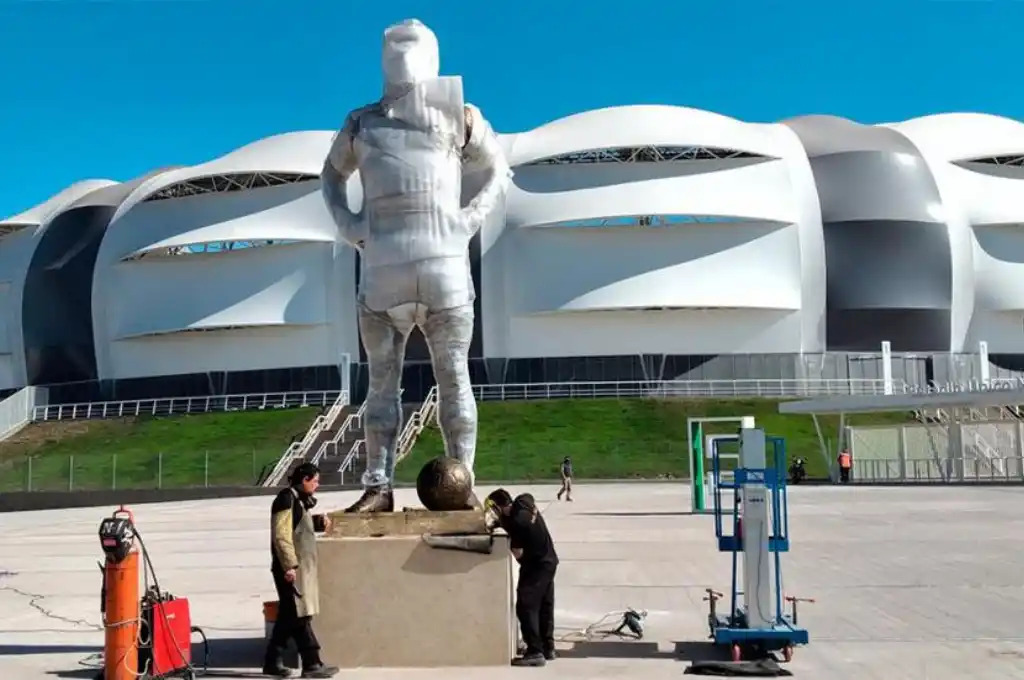 Inauguran una estatua de Maradona en el estadio de Santiago de Estero