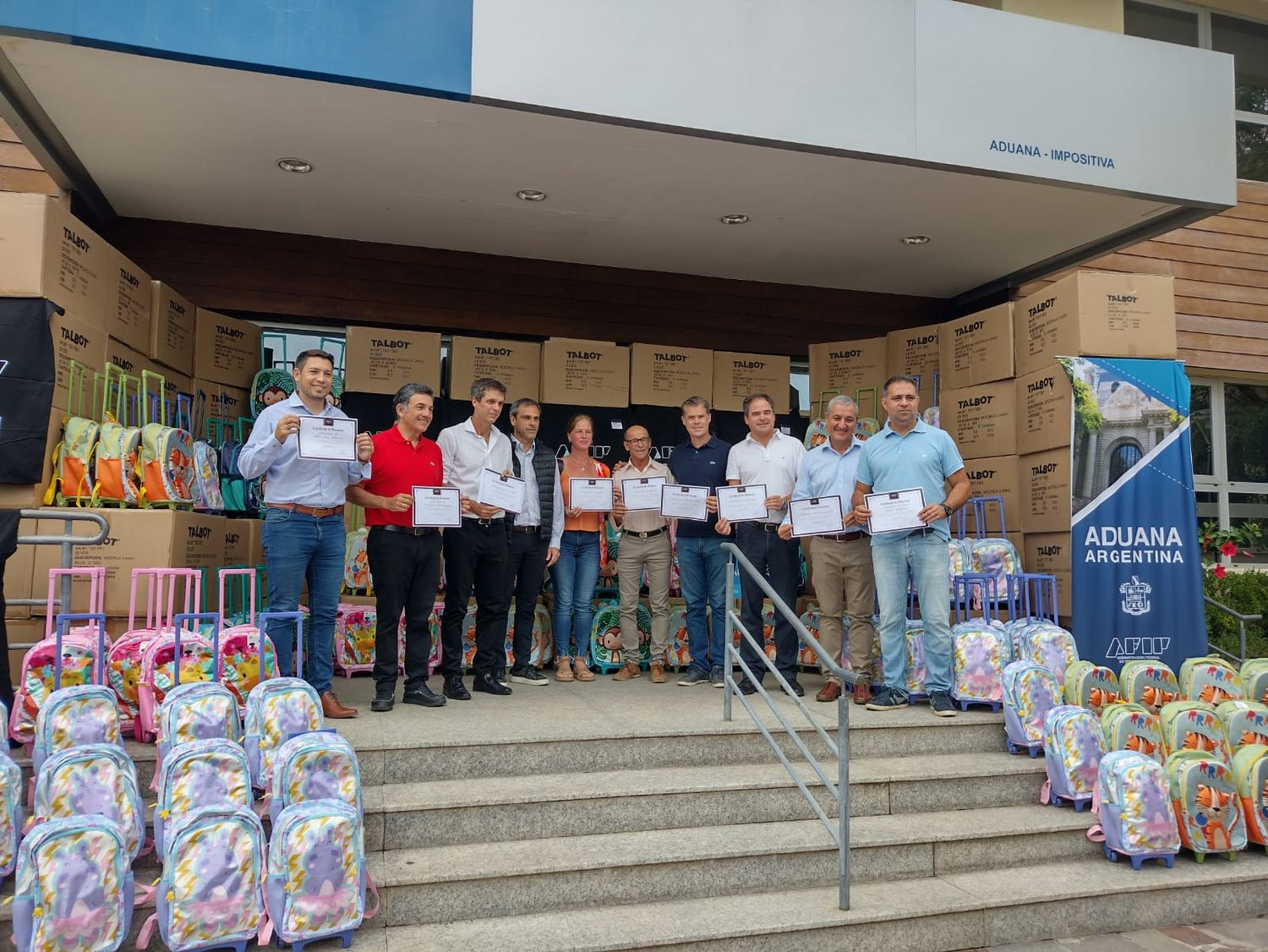 La Aduana donó más de 3.700 mochilas a Gualeguaychú y otras localidades del departamento