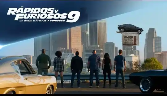 Estallaron los memes por el auto que quedó arriba de una garita 