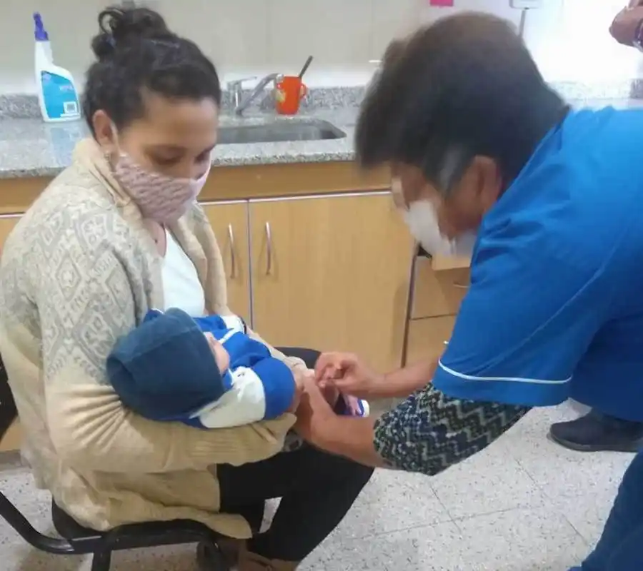 En varias localidades sigue sin pausa la vacunación antigripal