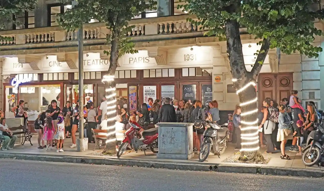 La puerta del Cine Teatro París se vio colmada de público ansioso por disfrutar del show