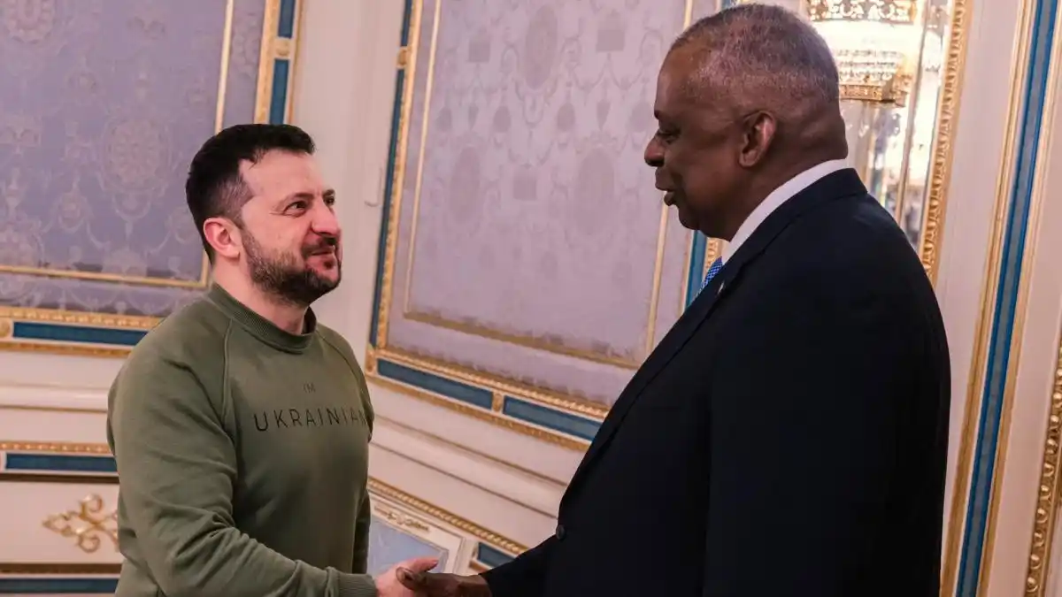 El jefe del Pentágono visitó Ucrania y ratificó su apoyo militar a Zelenski