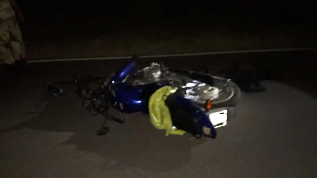 Perdió el control de la motocicleta y cayó al asfalto