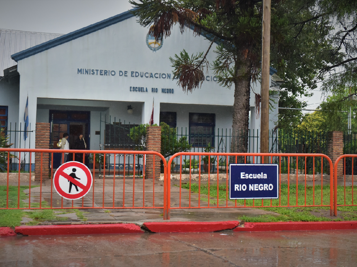 “Escuelas Seguras”: vallas y cordón rojo para ordenar el tránsito