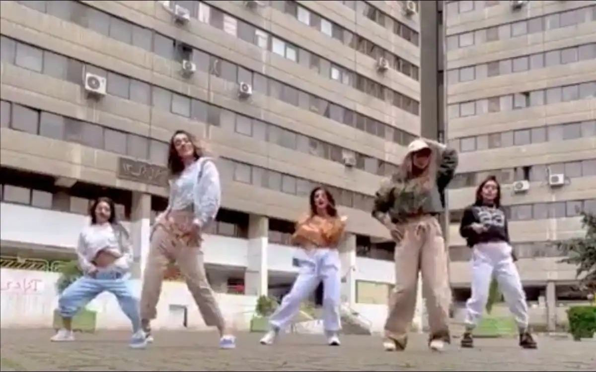 DETIENEN a 5 muchachas en Irán por bailar en un video que se hizo viral en redes sociales
