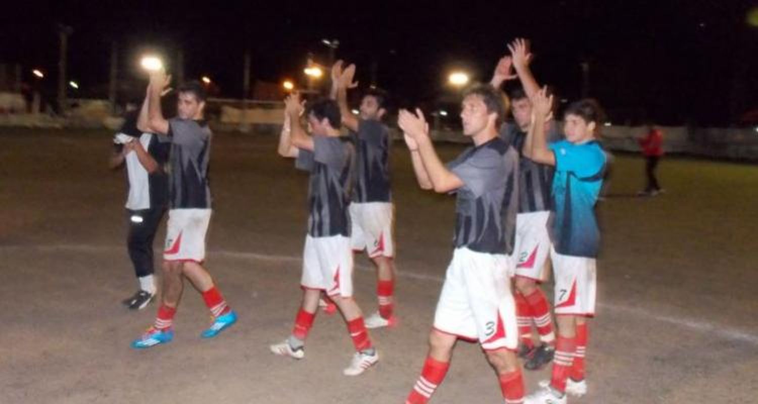 Atlético se afirma como líder del Torneo Oficial