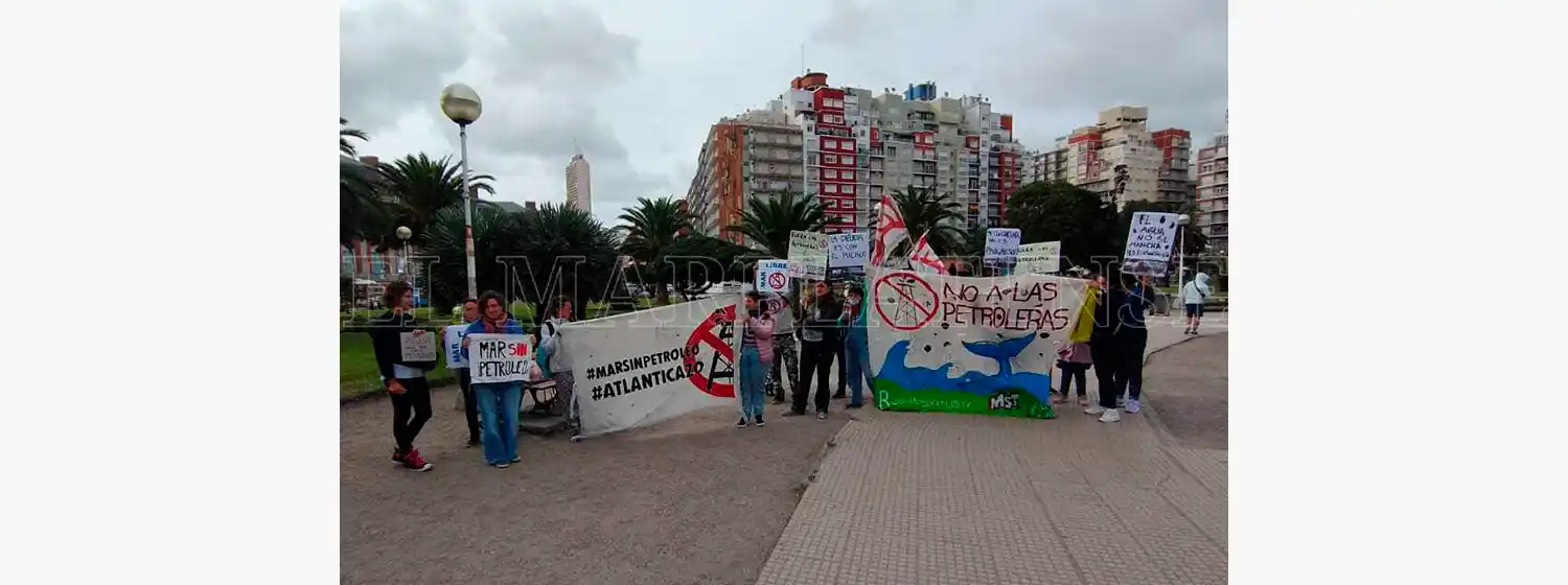El colectivo contra las petroleras fija posición frente a la Asamblea Nacional de Intendentes