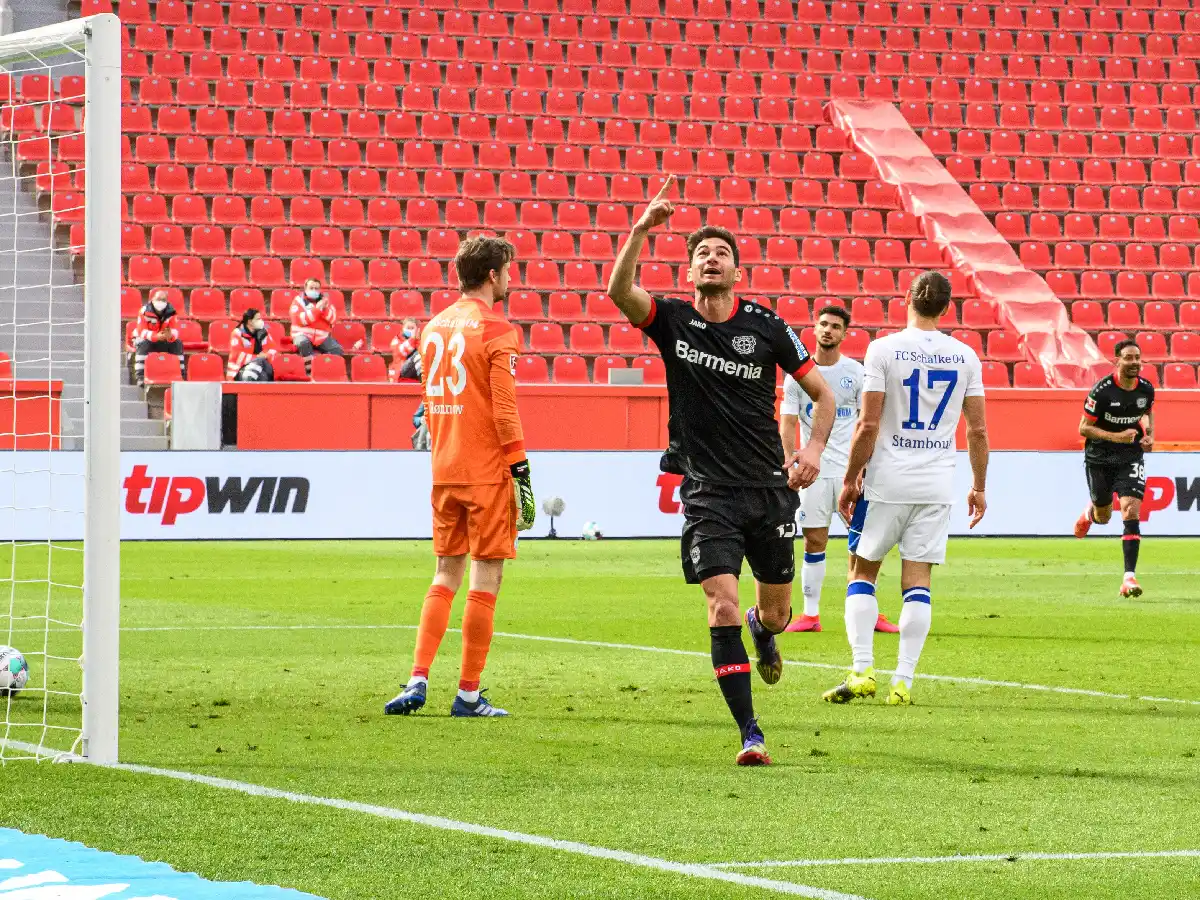 Alario cortó su sequía y “mojó” en Alemania