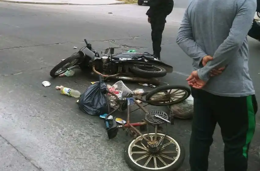 Fuerte choque entre una moto y una bici en zona oeste