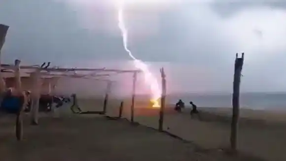 VEA COMO UN RAYO mata a 2 personas en playa de Michoacán (+VIDEO)