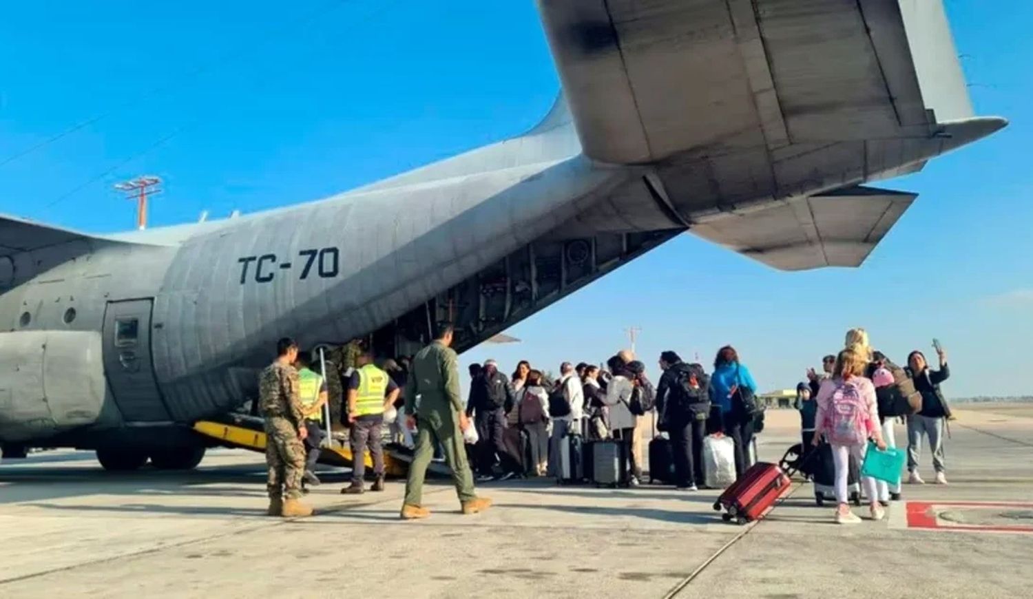 Llegó a Roma el avión que evacuó de Israel a un grupo de ciudadanos argentinos