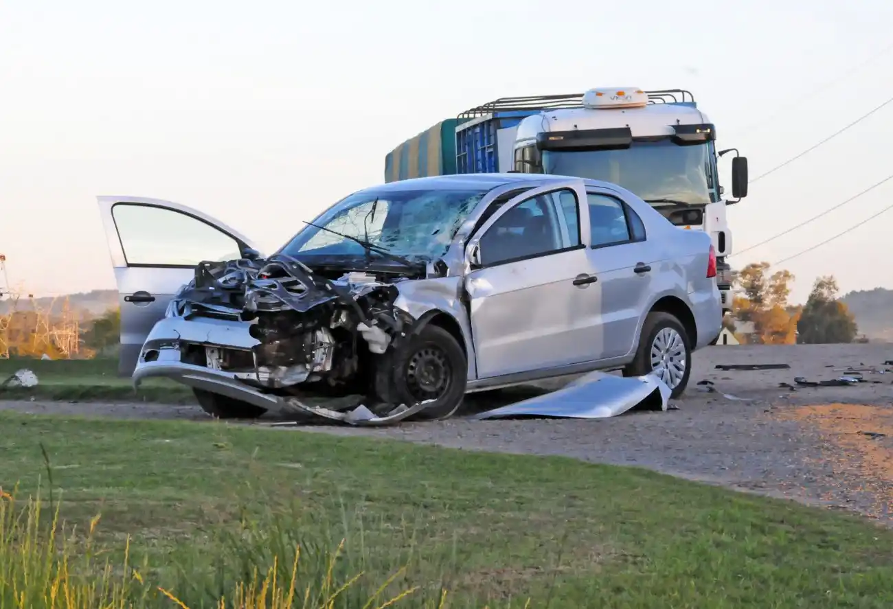Una mujer embarazada y su esposo sufrieron heridas al chocar con un camión en la Ruta 226
