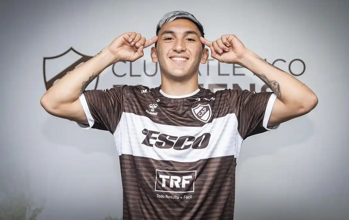 Cervera posando con la camiseta de Platense.